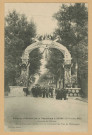 REIMS. Visite du président de la république à Reims (19 octobre 1913). Avenue de Châlons. Arc de triomphe représentant le commerce des vins de champagne.[Sans lieu] : Thuillier