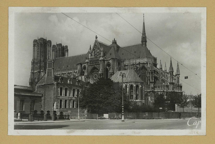 REIMS. 126. Place Carnegie et la Cathédrale / Real-Photo.
StasbourgCAP - Cie Alsacienne.Sans date