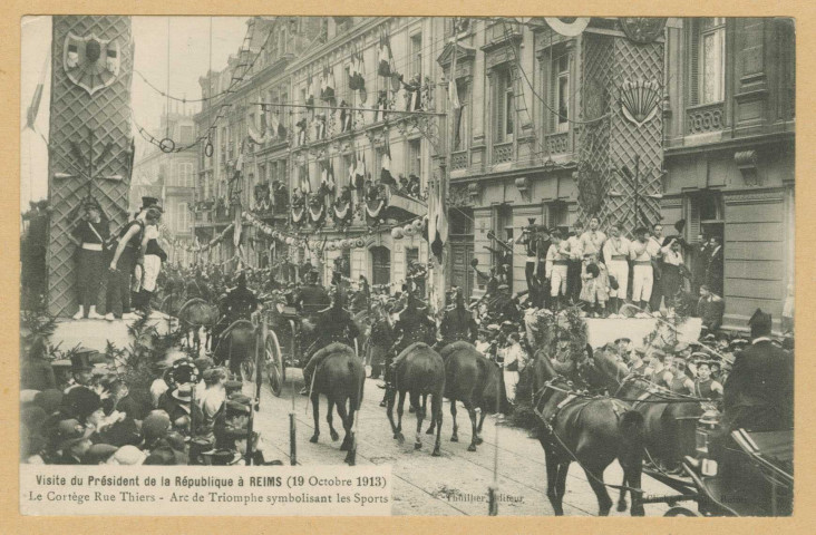 REIMS. Visite du président de la république à Reims (19 octobre 1913). Le cortège rue de Thiers. Arc de triomphe symbolisant les sports.[Sans lieu] : Thuillier