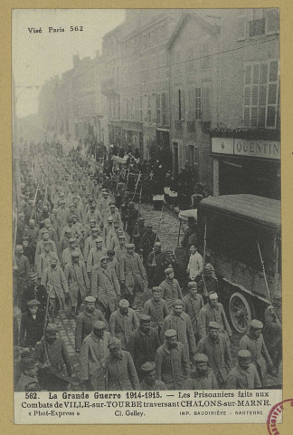 CHÂLONS-EN-CHAMPAGNE. 562- Guerre 1914-1915- Les prisonniers faits aux combats de Ville-sur-Tourbe traversant Châlons-sur-Marne.
(92Nanterre, Cl. Gelley, imp. Baudinière).1914-1915