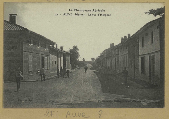 AUVE. La Champagne agricole. 42-Auve. La rue d'Herpont.
Sainte-MenehouldÉdition Desingly.[vers 1914]