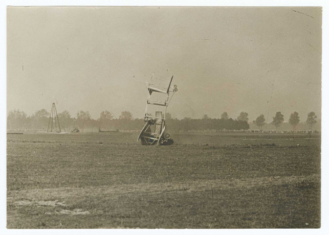 L'accident du biplan Bréguet au moment précis où il s'est produit, l'aviateur est violemment projeté sur le sol, à Bétheny le 29 août 1909 / M. Rol