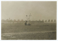 L'accident du biplan Bréguet au moment précis où il s'est produit, l'aviateur est violemment projeté sur le sol, à Bétheny le 29 août 1909 / M. Rol