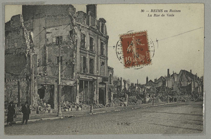 REIMS. 30. Reims en ruines. La Rue de Vesle / B.F.
(75 - ParisCatala frères).1919