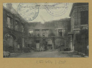 REIMS. 4, rue de la Clef. Aile gauche du XVe s. détruite par les obus allemands le 14 avril 1918. Cour et ancien jardin (Cours Normal). [1920].
(51 - ReimsJ. Bienaimé).1920