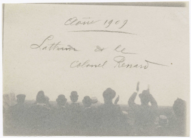 L'aviateur Hubert Latham et le colonel Renard, août 1909
