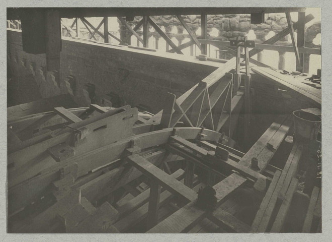 REIMS. Cathédrale de Reims. Charpente et partie inférieure de la nef.