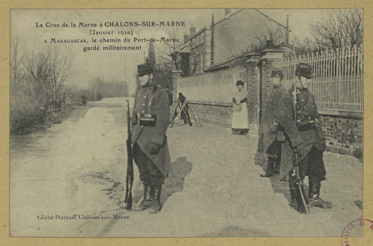 CHÂLONS-EN-CHAMPAGNE. La crue de la Marne à Châlons-sur-Marne (janvier 1910 ). A Madagascar, le chemin du Port-de-Marne gardé militairement.