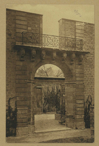 REIMS. 6. Hôtel le Vergeur. Portail de l'ancien Hôtel Lagoille de Courtagnon.
(51 - Reimsphototypie J. Bienaimé).Sans date
