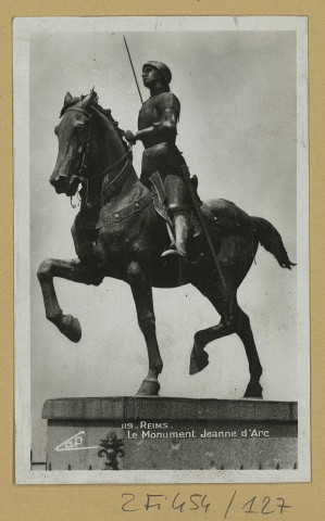 REIMS. 119. le Monument Jeanne d'Arc.
Strasbourg-ParisReal-Photo, CAP.Sans date