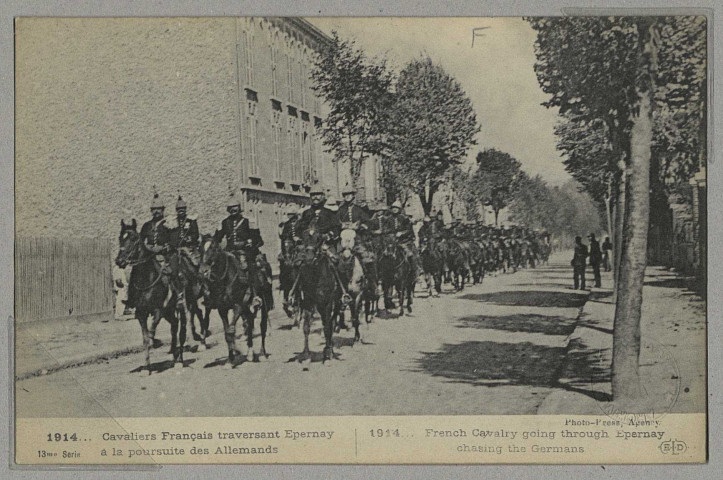 ÉPERNAY. 1914… Cavaliers Français traversant Épernay à la poursuite des Allemands. 13e série / Press Agency, photographe.
(75 - Parisimp. E. Le Deley).1914-1918