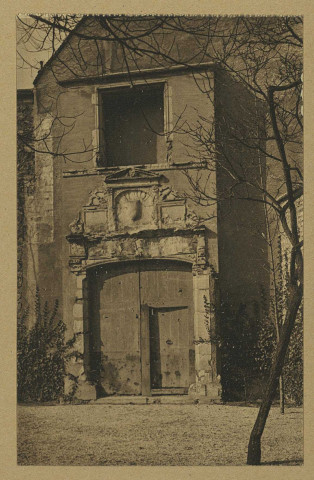 REIMS. 17. Hôtel le Vergeur. Portail Renaissance du 16 de la rue de Talleyrand.
(51 - Reimsphototypie J. Bienaimé).Sans date