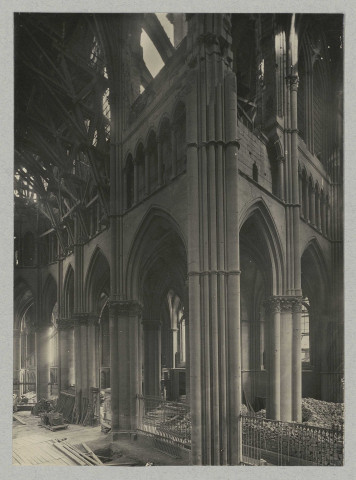 REIMS. Cathédrale de Reims. Angle sud-est de l'abside et du transept.