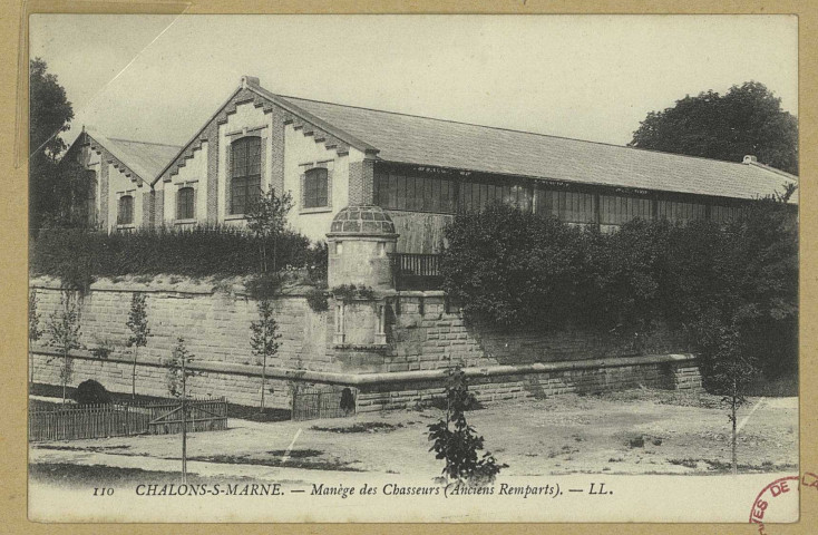 CHÂLONS-EN-CHAMPAGNE. 110- Manège des chasseurs (anciens remparts). LL. Sans date 