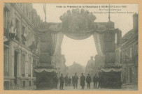 REIMS. Visite du président de la république à Reims (19 octobre 1913). Rue Eugène Desteuque. Arc de triomphe symbolisant l'industrie laitière.[Sans lieu] : Thuillier