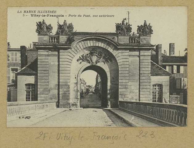 VITRY-LE-FRANÇOIS. La Marne illustrée. Vitry-le-François. 5. Porte du Pont, vue extérieur.
(75 - Parisimp. Catala Frères).Sans date