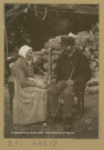 NUISEMENT-SUR-COOLE. 3-1905. Vincent Aubert dit Papa Mémé et son épouse dans la cour de leur ferme.
([S.l.]SPIRAL gravure).1905
Collection Folklore de Champagne