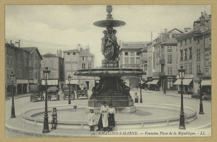 CHÂLONS-EN-CHAMPAGNE. 59- Fontaine place de la République.
L.L.Sans date