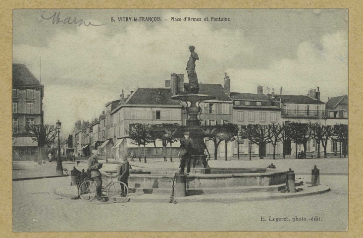 VITRY-LE-FRANÇOIS. -5. Place d'Armes et Fontaine / E. Legeret, photographe.
Édition Legeret.[vers 1916]