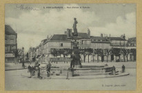 VITRY-LE-FRANÇOIS. -5. Place d'Armes et Fontaine / E. Legeret, photographe.
Édition Legeret.[vers 1916]