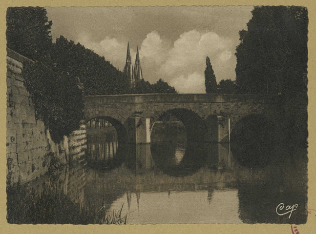 CHÂLONS-EN-CHAMPAGNE. 131- Le Pont des Mariniers et Notre-Dame. Strasbourg-Schiltgheim Cie des Arts Photomécaniques. Sans date 
