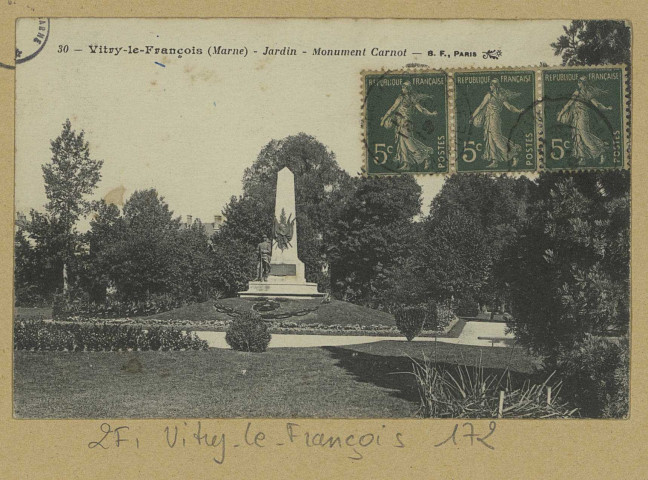 VITRY-LE-FRANÇOIS. -30. Jardin. Monument Carnot.
(75 - Parisimp. Catala Frères).Sans date