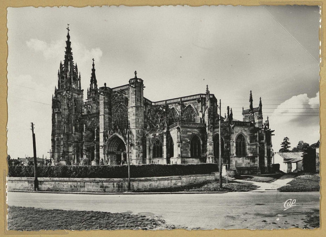 ÉPINE (L'). 1592-Basilique Notre-Dame de l'Epine, XVe s. Célèbre sanctuaire marial de pèlerinage. Côté Sud.
C.A.P.[vers 1960]
Collection du pèlerinage