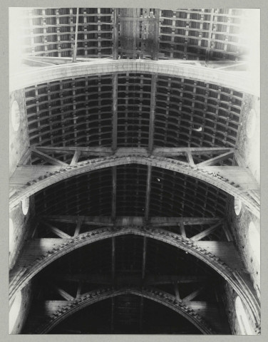 REIMS. Basilique Saint-Remi. Charpente de la nef et corsets vus de dessous.