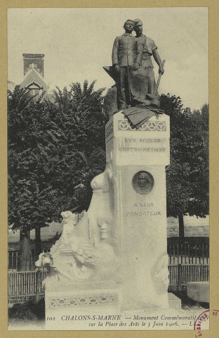 CHÂLONS-EN-CHAMPAGNE. 102- Monument commémoratif érigé sur la place des Arts le 3 juin 1906.
L. L.Sans date