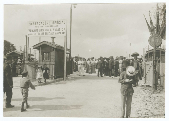 La gare de "Ville aviation" à Reims. Première gare construite à l'occasion d'une semaine d'aviation. Les curieux arrivant de Paris sont descendus sur le champ même des expériences / M. Branger