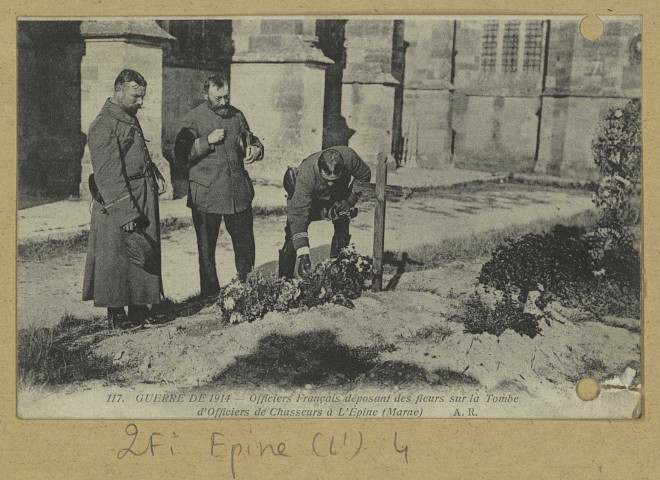 ÉPINE (L'). 117-Guerre de 1914. Officiers français déposant des fleurs sur la tombe d'officiers de chasseurs à l'Epine. A.R. [vers 1914] 