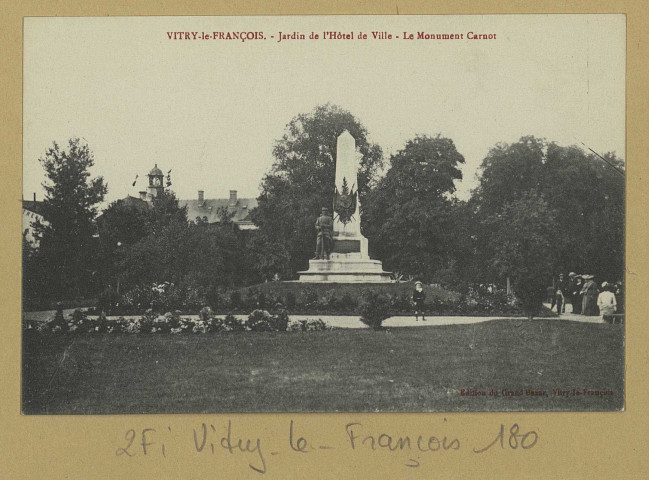 VITRY-LE-FRANÇOIS. Jardin de l'Hôtel de Ville. Le Monument Carnot. Vitry-le-François Édition du Grand Bazar . Sans date 