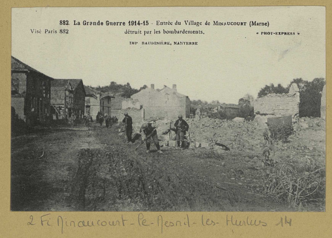 MINAUCOURT-LE-MESNIL-LÈS-HURLUS. -882-La Grande Guerre 1914-15. Entrée du village de Minaucourt (Marne) détruit par les bombardements / PH. Express, photographe.
(92 - NanterreBaudinière).[vers 1918]
