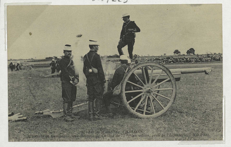 MOURMELON-LE-GRAND. 240 - Camp de Châlons. Artillerie de Campagne, une Batterie de Canons de 75 m/m en action, protège l'Infanterie.
ND Phot.Sans date