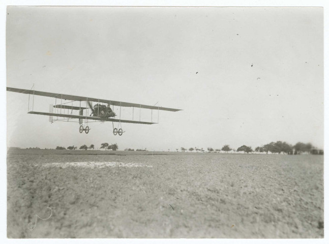 L'épreuve à Montcornet en terre labourée. L'atterrissage, le 12 octobre 1911 / M. Branger