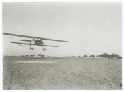 L'épreuve à Montcornet en terre labourée. L'atterrissage, le 12 octobre 1911 / M. Branger