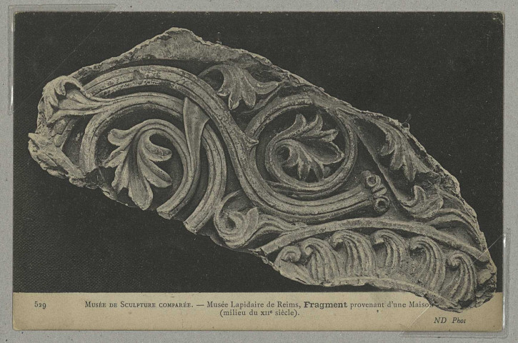 REIMS. 529. Musée de sculpture comparée. Musée lapidaire de Reims, Fragment provenant d'une maison (milieu du XIIe siècle) / N.D., Phot.