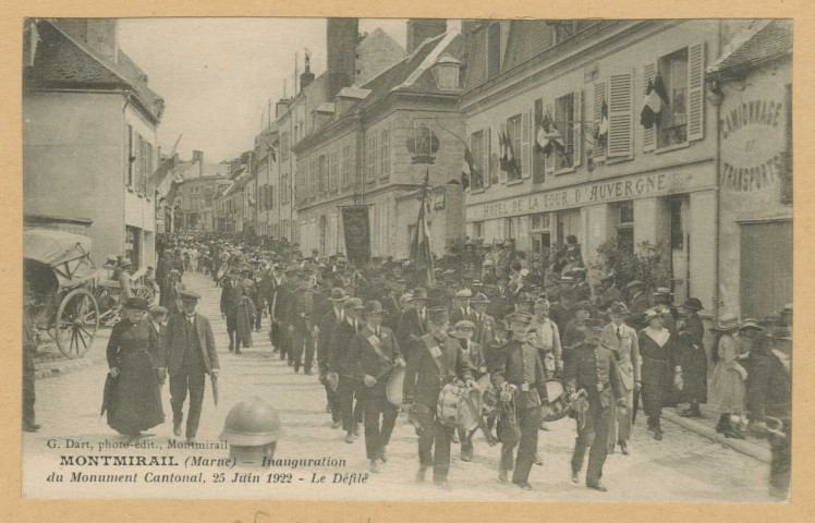 MONTMIRAIL. Inauguration du monument cantonal, 25 juin 1922. Le défilé. Montmirail : G. Dart photo-édit.