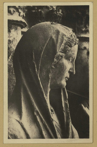 REIMS. P. 45. La Cathédrale de La Vierge du groupe de la Visitation Porche central du grand Portail.
ReimsÉdition Reims-Cathédrale.Sans date
