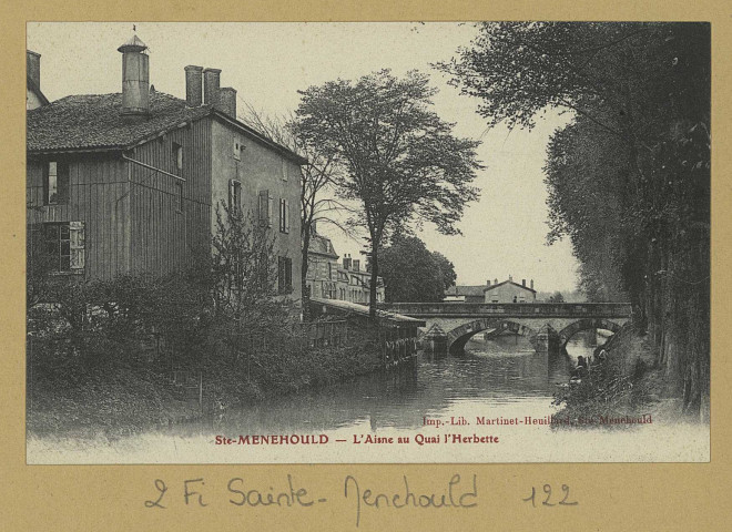 SAINTE-MENEHOULD. L'Aisne au quai l'Herbette . Ste-Menehould Ed. Heuillard (51 - Sainte-Menehould imp. Heuillard). [avant 1914] 