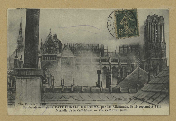 REIMS. Bombardement de la Cathédrale de Reims, par les Allemands, le 19 septembre 1914 - Incendie de la cathédrale. The Cathedral fired.