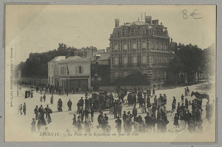 ÉPERNAY. La Place de la République un jour de Fête.
EpernayMelle Clara Bonnardlibrairie.[1903]