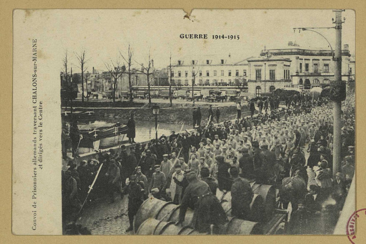 CHÂLONS-EN-CHAMPAGNE. Guerre 1914-1915- Convoi de prisonniers allemands traversant Châlons-sur-Marne et dirigés vers le centre.