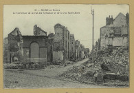 REIMS. 25. Reims en ruines. Le carrefour de la rue des Créneaux et de la rue Saint-Sixte / B.F.
(75 - ParisCatala frères).Sans date