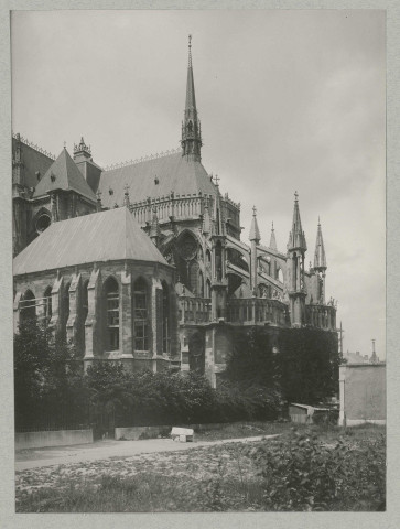 REIMS. Cathédrale de Reims. Construction terminée du clocher à l'ange.