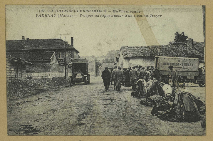 VADENAY. -1196-La Grande Guerre 1914-1918 -En Champagne. Vadenay (Marne). Troupes au repos autour d'un camion-Bazar / Express, photographe. (75 - Paris Phototypie Baudinière). 1914-1918 