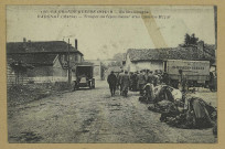 VADENAY. -1196-La Grande Guerre 1914-1918-En Champagne. Vadenay (Marne). Troupes au repos autour d'un camion-Bazar / Express, photographe.
(75 - ParisPhototypie Baudinière).1914-1918