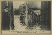 CHÂLONS-EN-CHAMPAGNE. La crue de la Marne à Châlons-sur-Marne (janvier 1910) - Un sauvetage dans une rue adjacente au chemin du Barrage. / Cliché Durand, Châlons-sur-Marne.