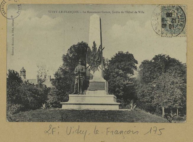 VITRY-LE-FRANÇOIS. Le monument Carnot, jardin de l'Hôtel de Ville. Édition Galeries Réunies de l'Est. [vers 1906] 