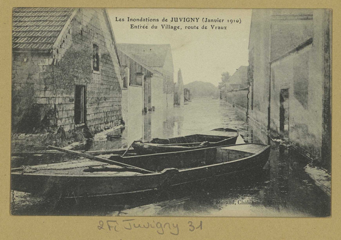 JUVIGNY. Les Inondations à Juvigny (janvier 1910). Entrée du Village, route de Vraux / Durand, photographe.